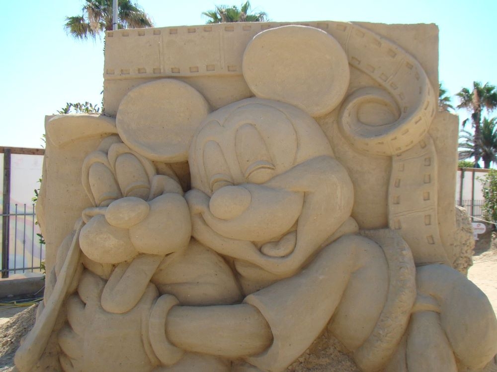 Sculture di sabbia a Lido di Fermo ispirate alle fiabe Disney